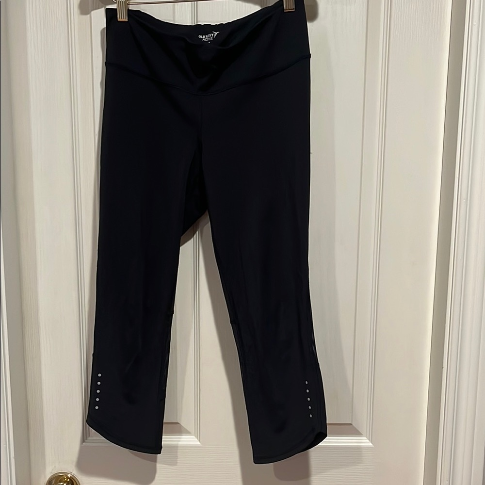 Old Navy Black Athletic Capri Leggings, size Medium